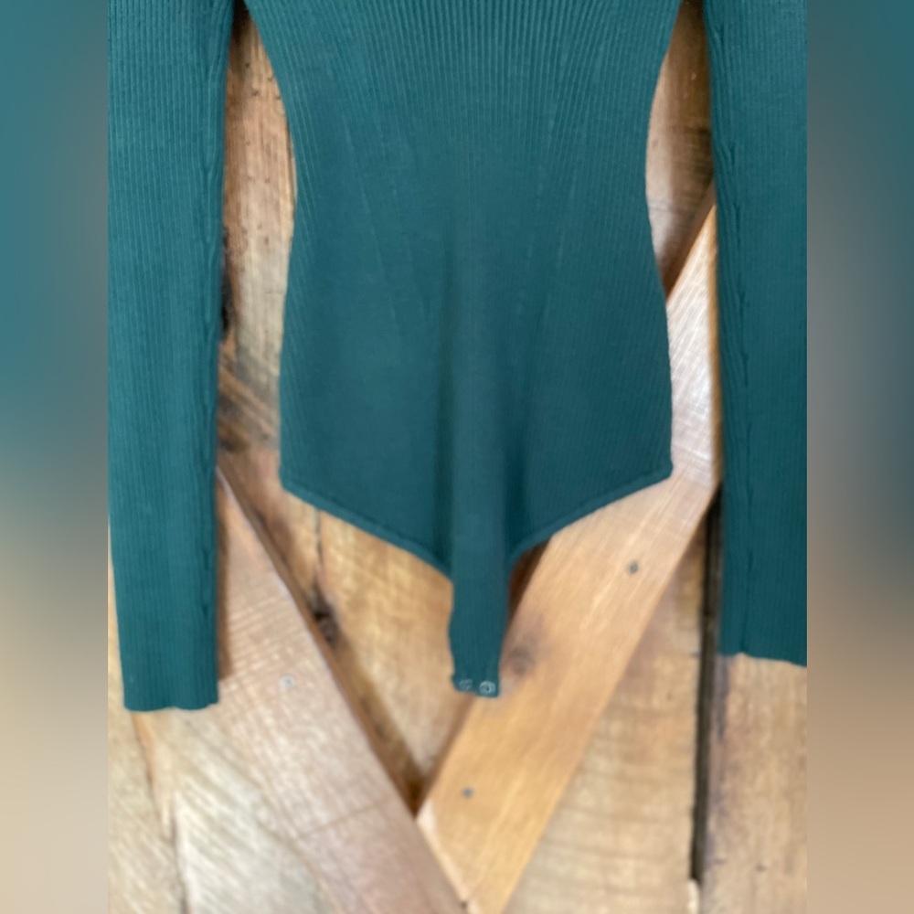 Abercrombie &
Fitch Size Small Kelly Green Ribbed V-Neck Long
Sleeve Bodysuit - Picture 3 of 7